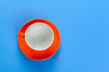 Düz görünüm kahve ya da çay fincanı renkli arkaplanda