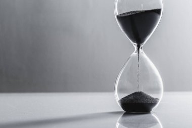 Masanın üzerindeki kum saatini kapat. Kapat..