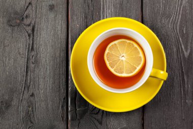 Bir fincan limonlu çay.