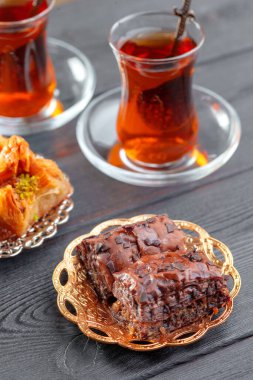 Tahta Masa 'da geleneksel Baklava. Kapat..