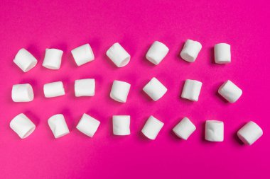 Pembe arka planda şekerlemeler. en üstteki görünüm