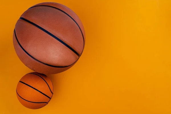 Ball voor basketbal op een oranje achtergrond — Stockfoto