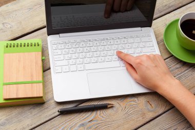 Laptop Kahve Fincanı Ofisi Yakın plan