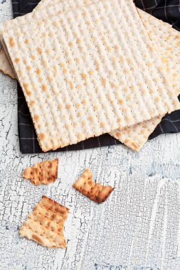 Yahudi bayramı kutlamaları için sofrada İtalyan ekmeği var.