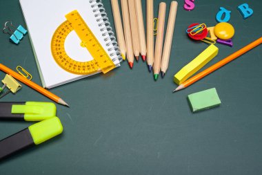 Okul şablon tasarımı, okul malzemeleri ve metin için alan