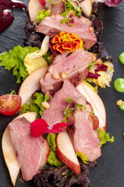 Domates ve marulla süslenmiş ızgara et kuzu eti.