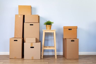 Paketlenmiş kutular ve taşınmak için sandalye taşıma