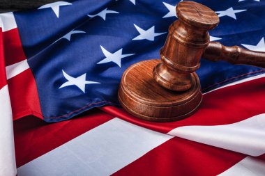 Tahta tokmak ve Amerikan bayrağı masaya yakın.