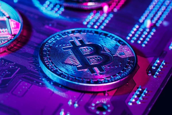 Goldener Bitcoin und Computerchip im Hintergrund — Stockfoto