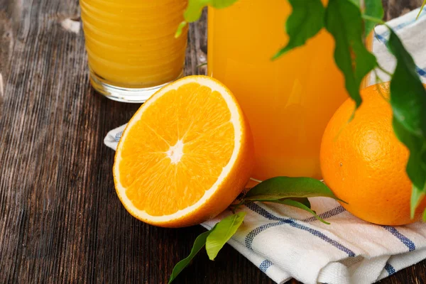 Vaso de jugo de naranja en la mesa de madera de cerca — Foto de Stock