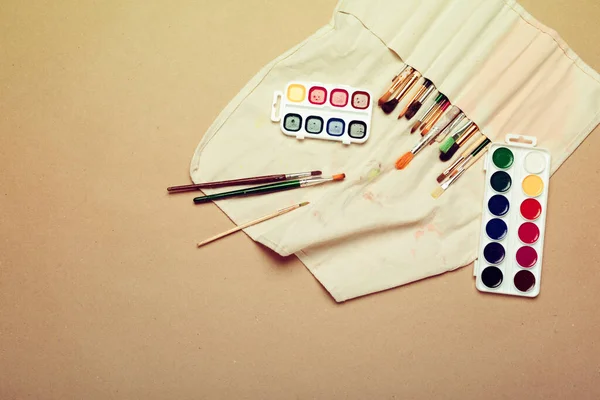 Conjunto de pinceles profesionales para artistas de acuarela en una caja de rollo hecha a mano y pinturas de acuarela de cerca — Foto de Stock