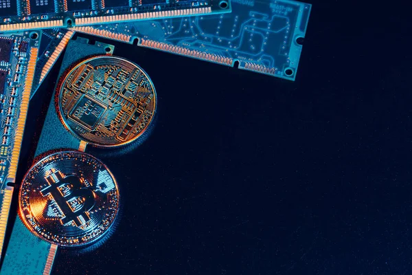 Goldener Bitcoin und Computerchip im Hintergrund. Nahaufnahme. — Stockbild Goldener Bitcoin und Computerchip im Hintergrund — Stockfoto