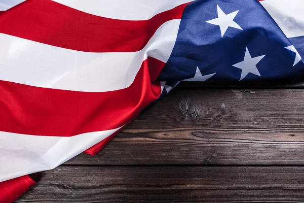 Bandera de EE.UU. sobre fondo de mesa de madera oscura — Foto de Stock