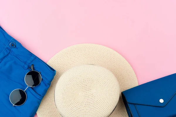 Set van zomerkleding voor vrouw op roze achtergrond — Stockfoto