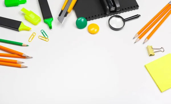 Papelaria escolar em branco, de volta ao fundo da escola — Fotografia de Stock