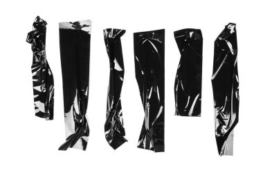 Farklı boyutlarda siyah bantlar, yapışkan parçalar.