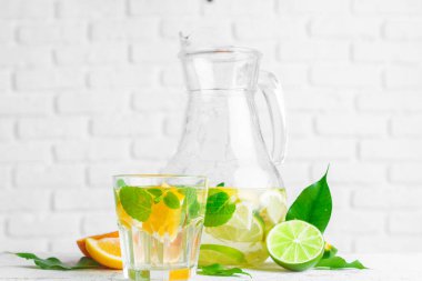 Nane ile ferahlatıcı soğuk narenciye suyu. Kapat..