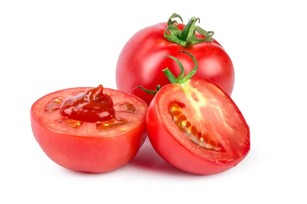 Tomatensauce, Ketchup auf einer geschnittenen Tomate isoliert auf weißem Hintergrund — Stockfoto