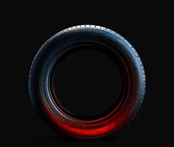 검은 배경에 최신 자동차 타이어를 새것으로 바꾸었습니다. 스튜디오 촬영 — 스톡 사진