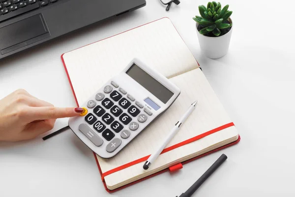 Zakelijke vrouw werkt met financiële gegevens hand met behulp van rekenmachine — Stockfoto