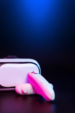 Video kayıt cihazı. Sanal gerçeklik ekipmanları masada..