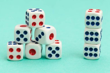 Mavi arka planda kumar oynuyorum. Oyun konsepti.