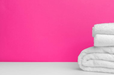 Renkli arka planda temiz havlular. Kapat..