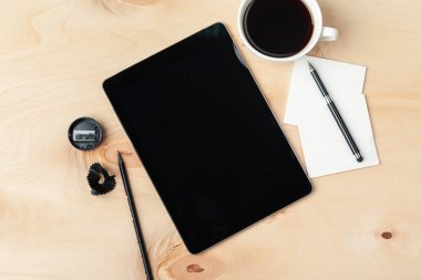 Dijital tablet bilgisayar ve bir fincan kahve..