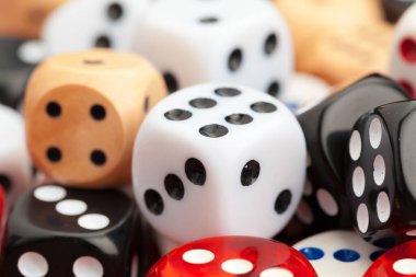 Tahta masadaki zarlar. İş riski kavramı.