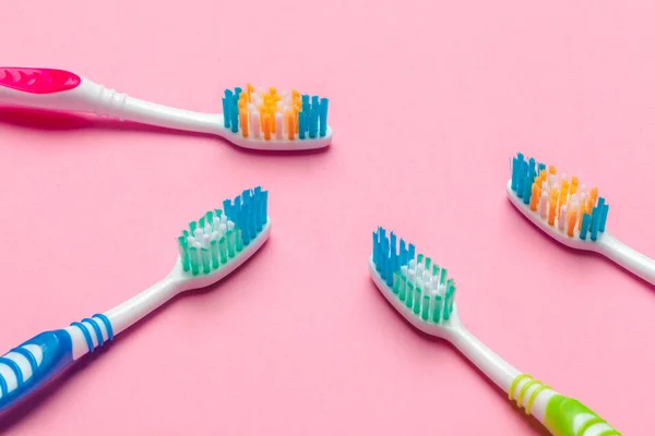 Cepillos de dientes sobre fondo rosa. Foto macro. De cerca. . — Foto de Stock