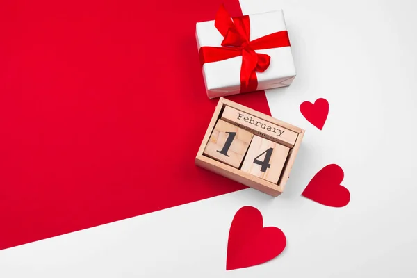 Tema Día de San Valentín con calendario de bloques de madera — Foto de Stock