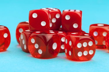 Mavi arka planda kumar oynuyorum. Oyun konsepti.