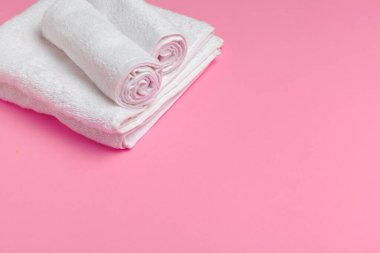 Renkli arka planda temiz havlular. Kapat..