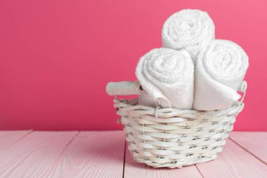 Ahşap masada temiz yumuşak havlular. Kapat..