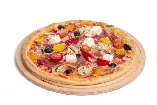 Tahta tabakta servis edilen leziz pizza.
