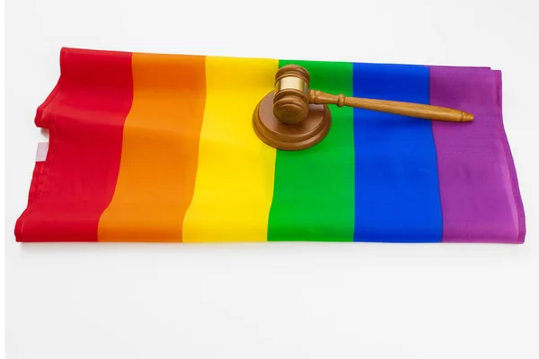 木製の裁判官マレットとlbt虹の旗は隔離された。法と負債 — ストック写真