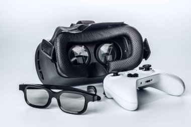 Sanal gerçeklik gözlükleri ve oyun yastığı beyaz arkaplanda izole edildi.