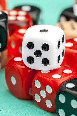 Mavi arka planda kumar oynuyorum. Oyun konsepti.