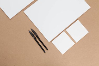 Model konsepti. Kağıtlar bej arka planda. Üst görünüm, düz görünüm, kopyalama alanı