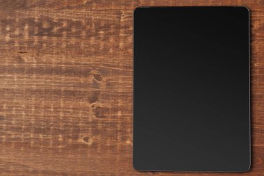 Tahta masadaki dijital tablet. Kapat..