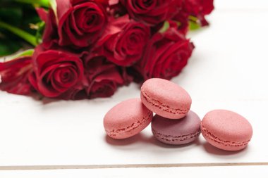 Sevgililer günü ya da anneler günü için badem kurabiyesi şeklinde.