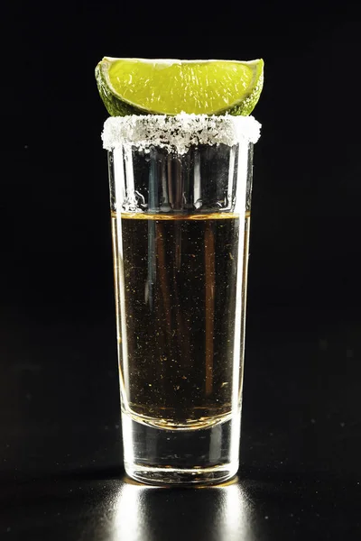 Tequila skott på svart bakgrund. Närbild. — Stockfoto