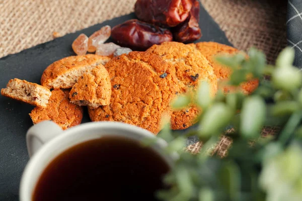 Té con galletas sobre fondo de saco de cerca — Foto de Stock