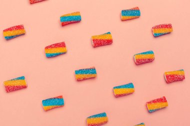 Bir sürü renkli şeker var. Kapat..