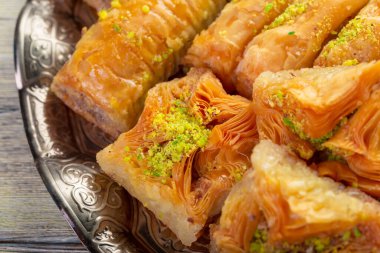 Doğu bronz kaplamalı enfes baklava tatlısı.