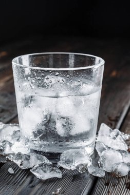 Kırsal ahşap arka planda shot bardaklarında votka