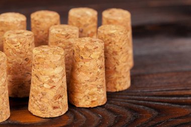 Şarap renginin farklı bir çeşidiyle tıpa şarabını kapat.