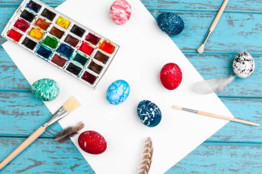 Paskalya yumurtası boyama işlemi. Paskalya için hazırlanılıyor.