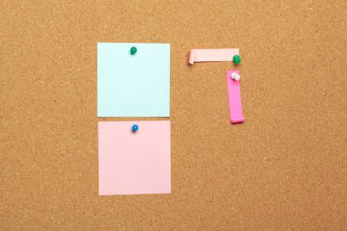 Mantar arkaplanındaki boş alan ve raptiyeli renkli yapışkan notlar