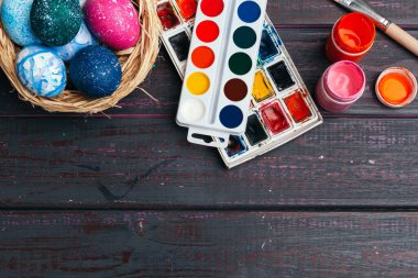 Paskalya yumurtası boyama işlemi. Paskalya için hazırlanılıyor.